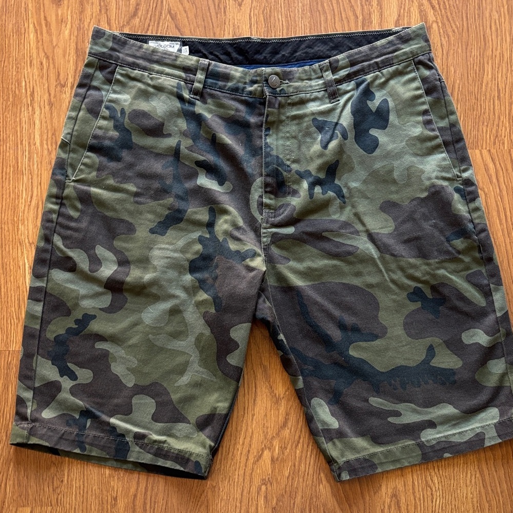 Volcom Men's Green Camouflage Cargo Shorts